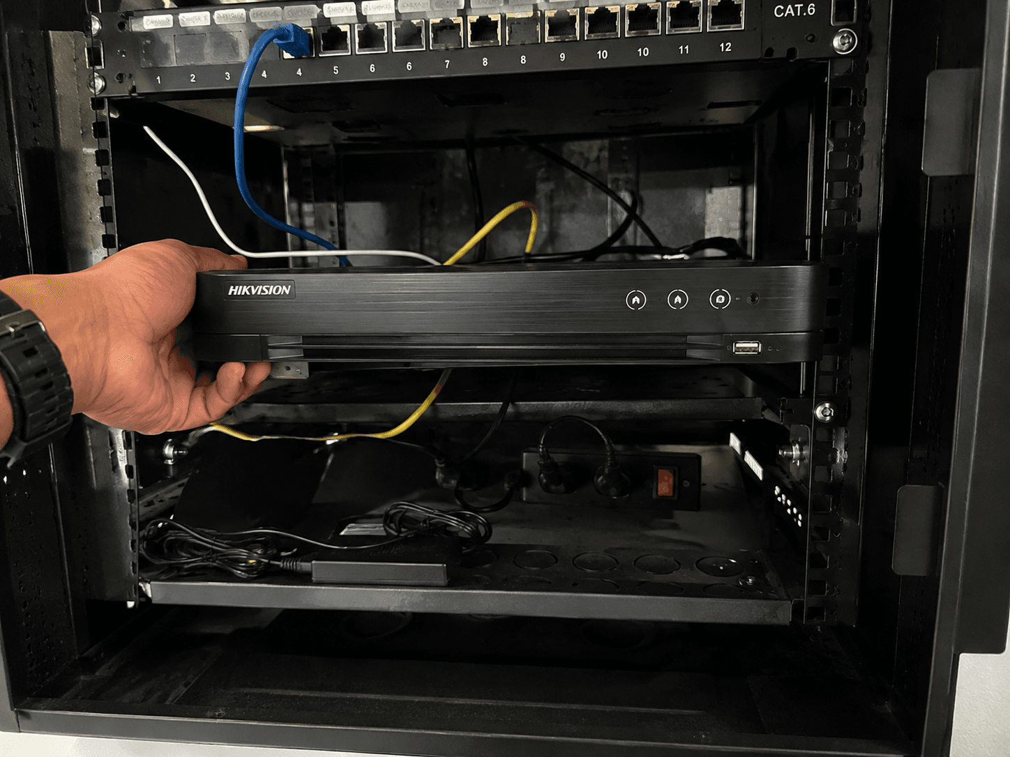 Instalación de DVR y equipos de videovigilancia dentro de un gabinete de red